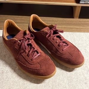 Burgundy Cole haan size 8. Condition is like new, 9 out of 10.